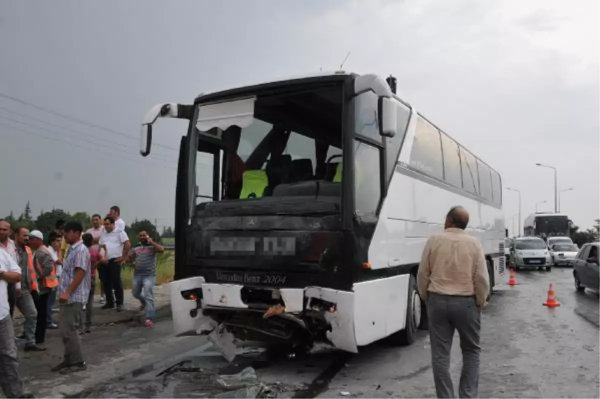 İşçi Otobüsü Minibüse, Minibüs Otomobillere Çarptı: 15 Yaralı