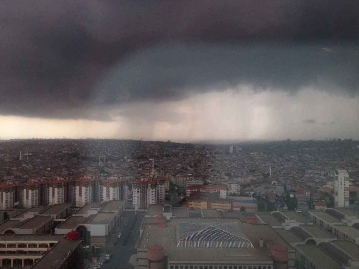 İstanbul\'da Sağanak Yağmur, Gök Gürültüsü ve Şimşeklerle Geldi