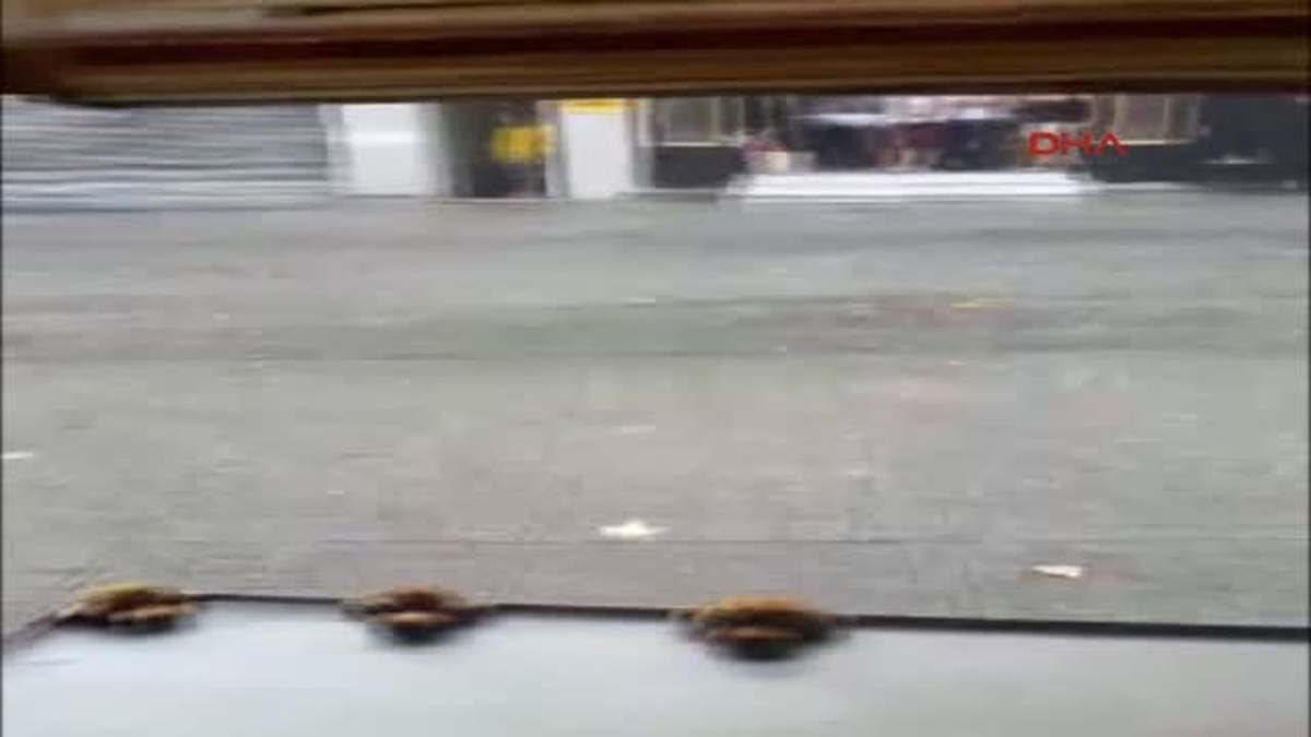 İstanbul\'da İstiklal Caddesini Su Bastı