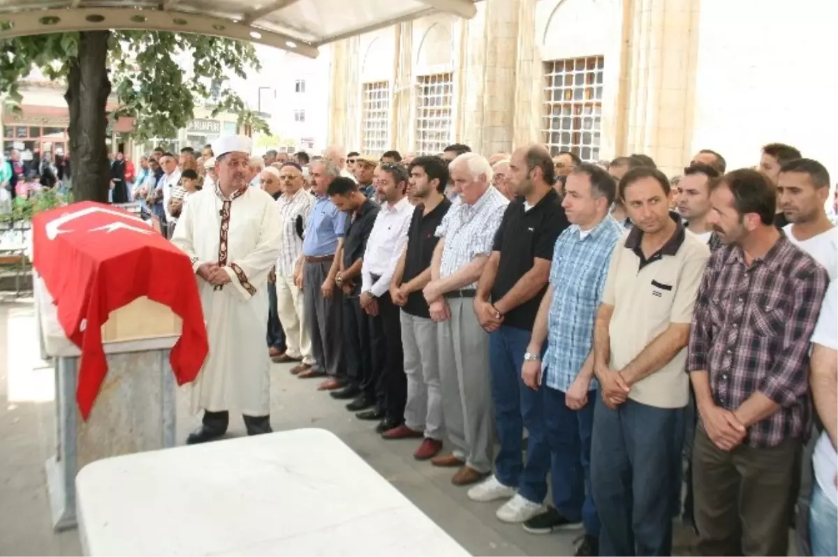 Kalp Krizi Geçiren Polis Memuru Düzce\'de Son Yolculuğuna Uğurlandı