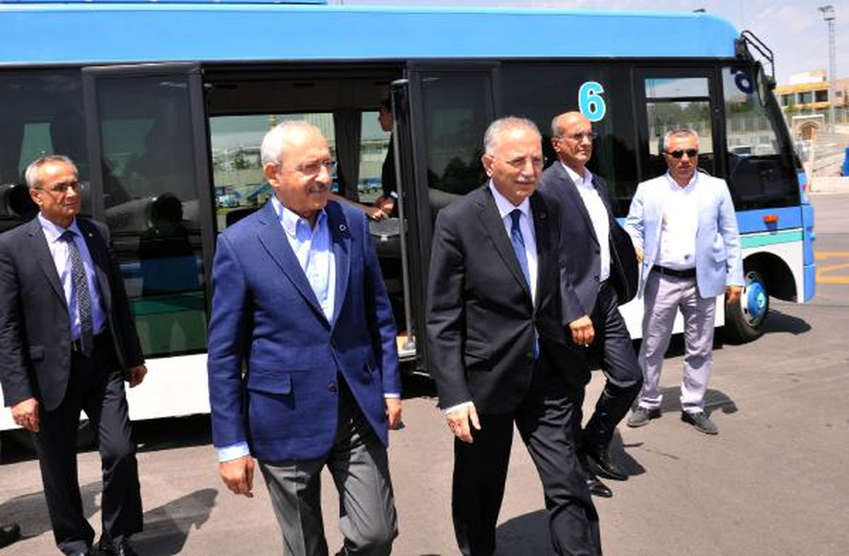 Kılıçdaroğlu ve İhsanoğlu Havalimanında Karşılaştı