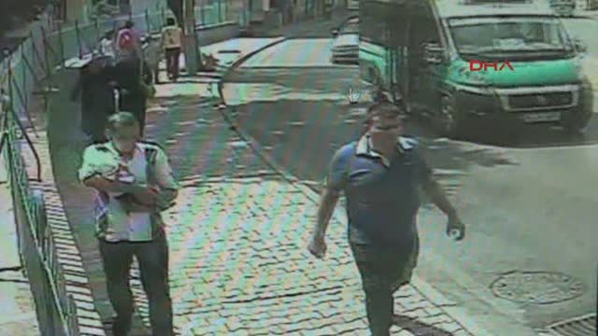 Kontrolden Çıkan Otomobilin Kaldırımdaki Yayalara Çarpması Güvenlik Kamerasına Yansıdı