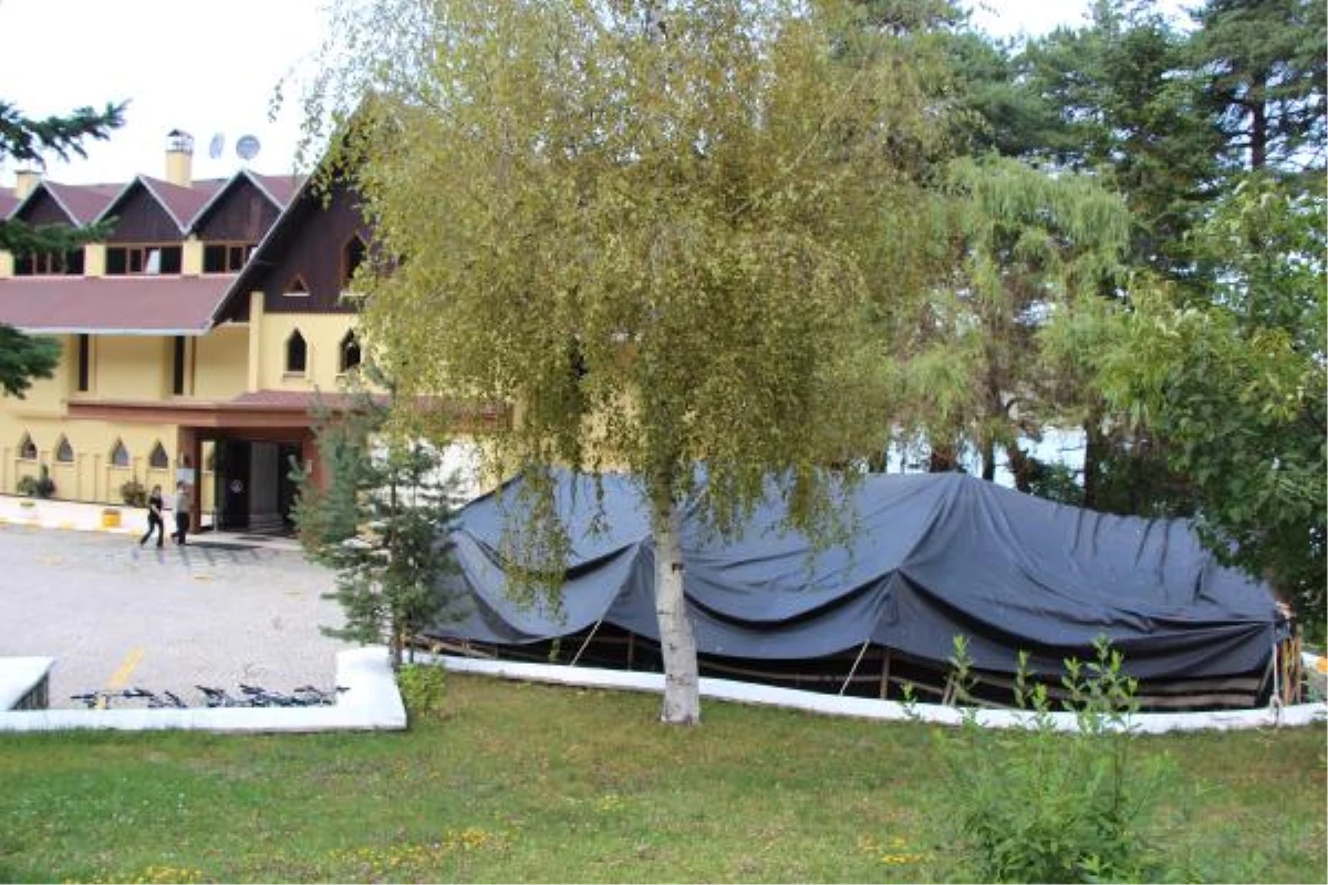 Suudi Kraliyet Ailesi Oteli Kapatıp, Bahçesine Çadır Kurdurdu