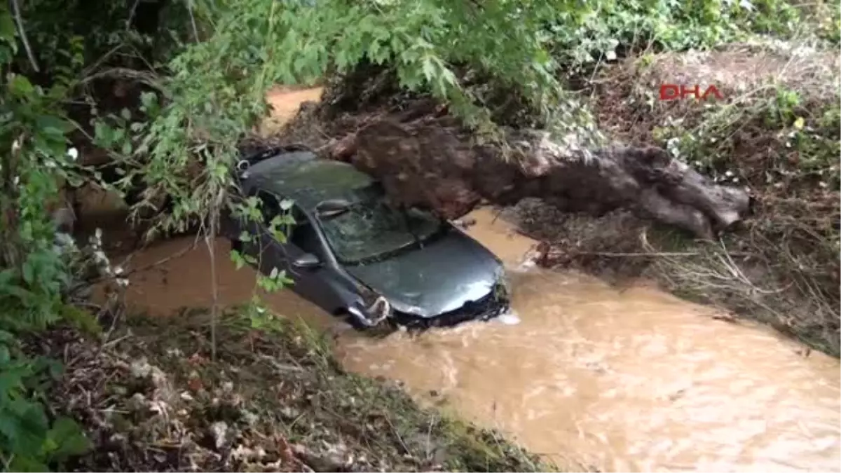 Lapseki\'de Otomobil Sürücüsü Taşan Derenin Sularına Kapıldı