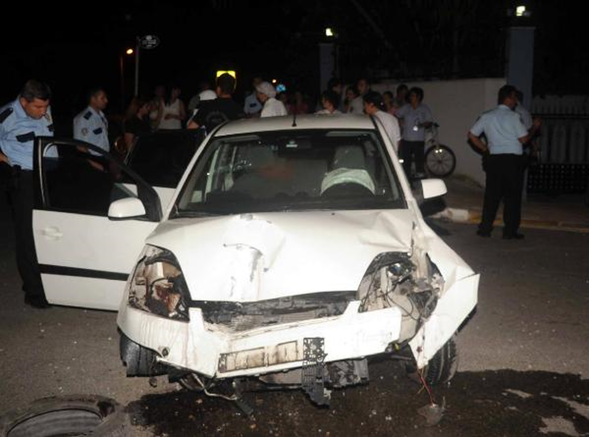 Otomobil, Otobüs Durağını Parçaladı: 1 Yaralı