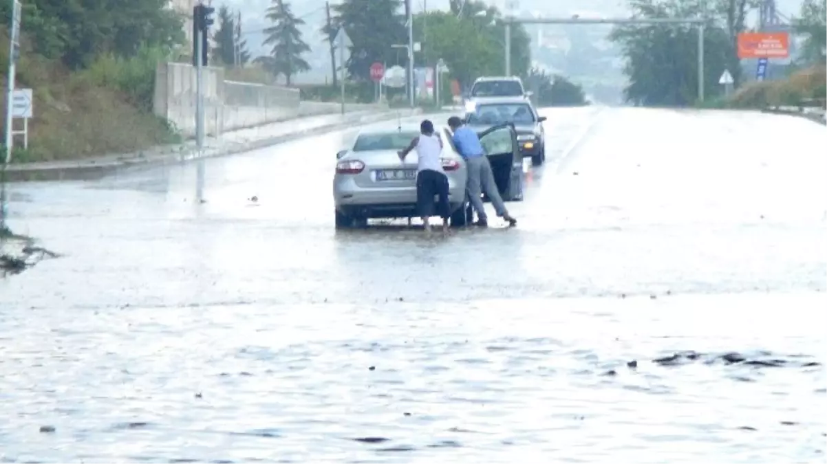 Tekirdağ\'da Sağanak Yağış Hayatı Felç Etti