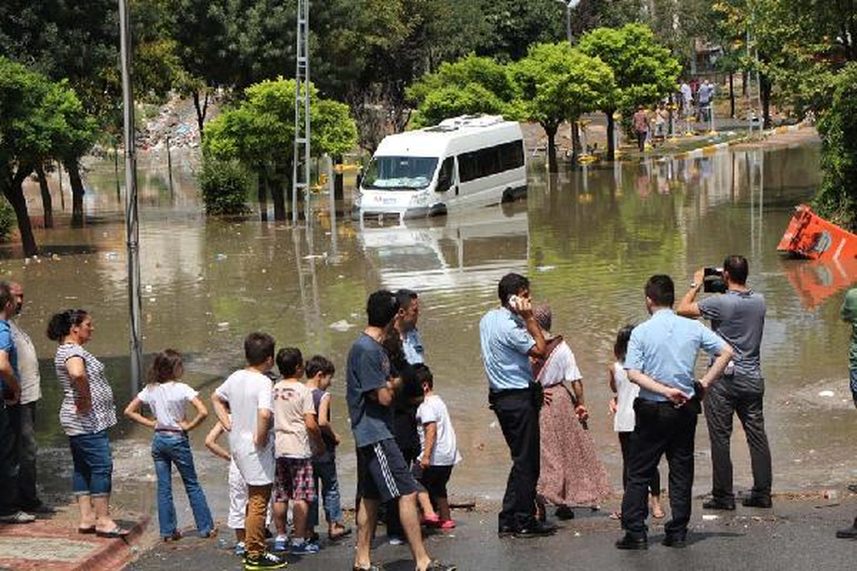 Ümraniye\'de Gülistan Sokak Göle Döndü