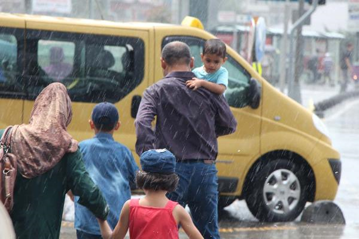 Beyoğlu\'nda Sokaklar Göle Döndü