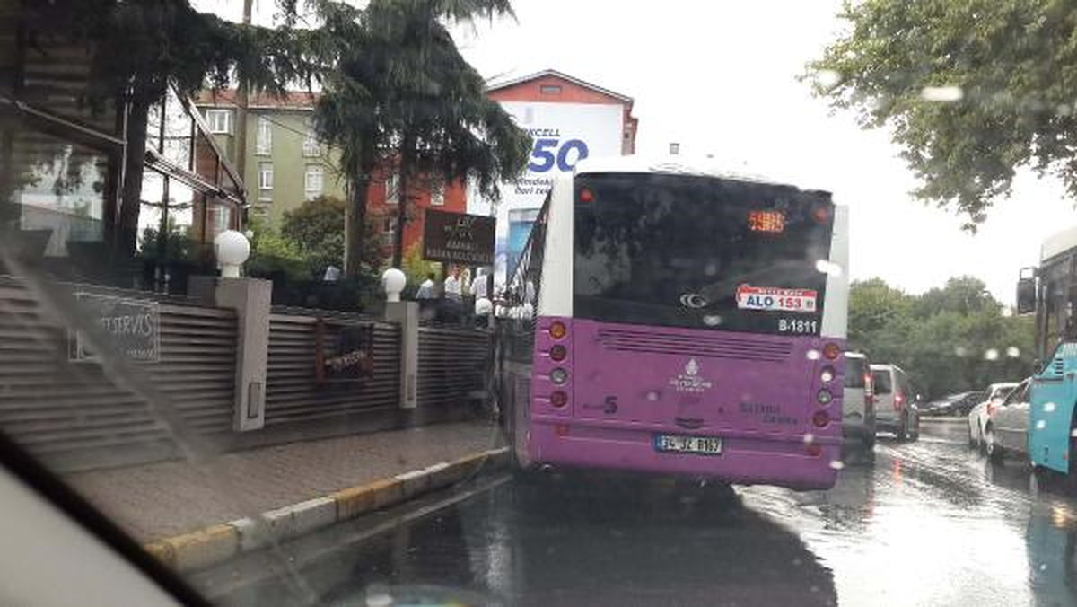 Yolcu Dolu Otobüs Taksiye Çarpmamak İçin Kaldırıma Çıktı