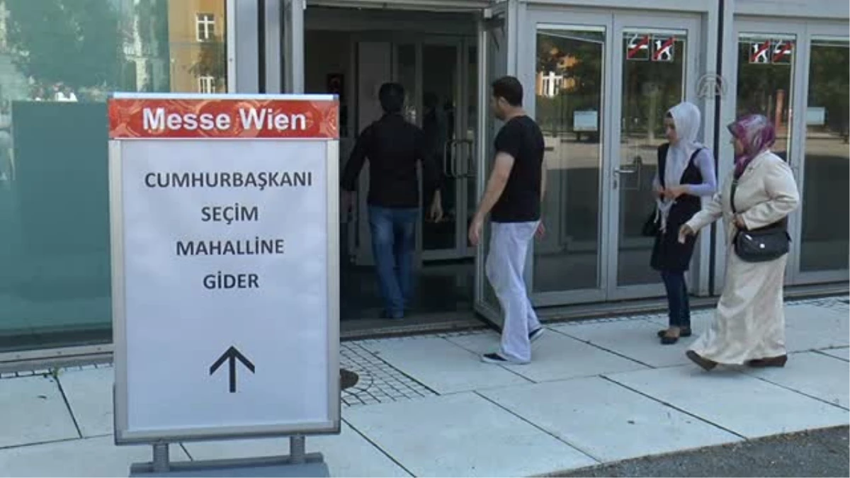 Avusturya\'da Türk Vatandaşları Sandık Başına Gitti