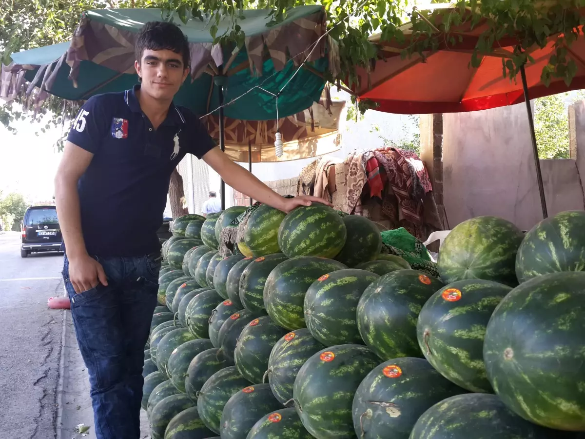 Adana Karpuzu Satarak Babasına Yardımcı Oluyor