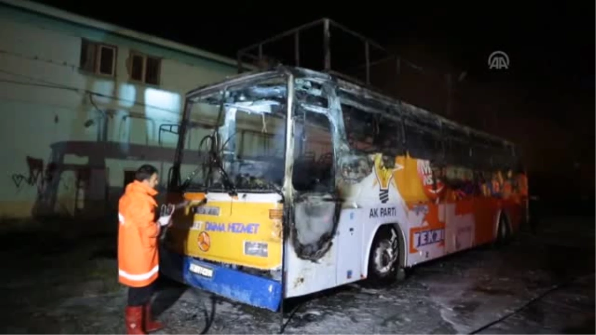 AK Parti Seçim Otobüsü Yakıldı
