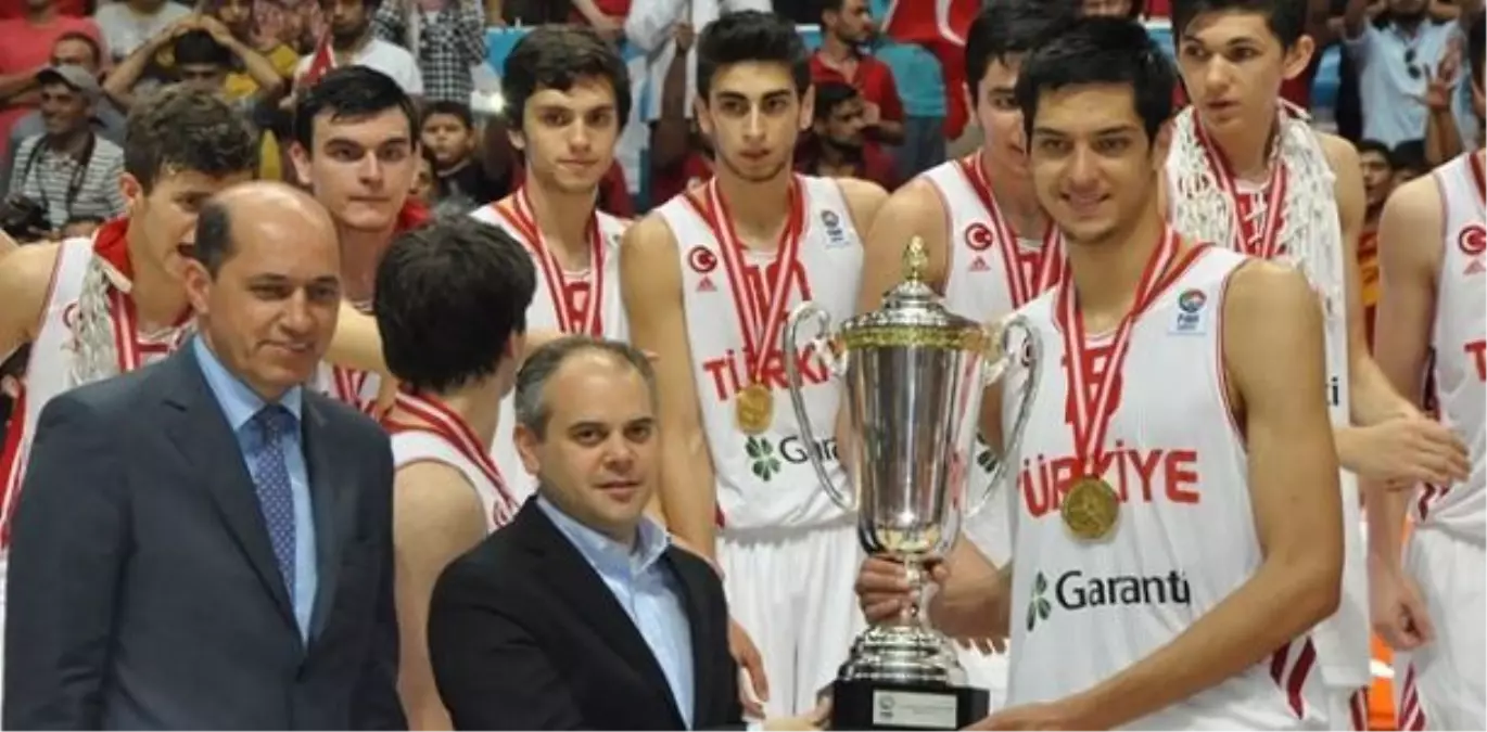 Avrupa Şampiyonası\'nda Sırbistan\'ı 85-68 Mağlup Eden Türkiye Genç Milli Basketbol Takımı, Şampiyon...