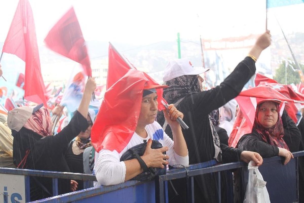 Başbakan Erdoğan\'ın Miting Yapacağı Kocaeli\'nde Yağmur Sürprizi