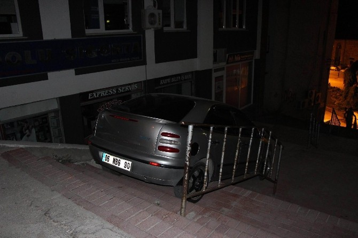 Bolu\'da Alkollü Sürücü Merdivenlerden İnmeye Kalktı