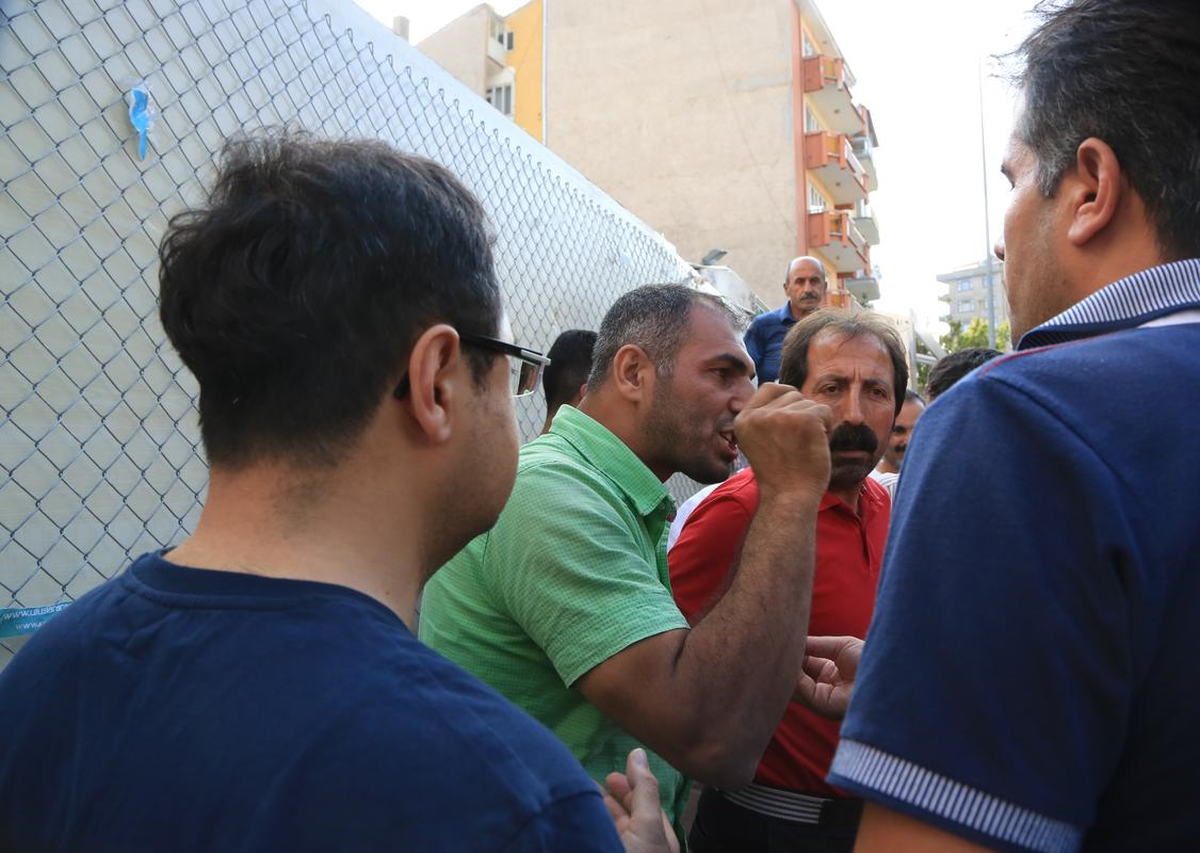 Cumhurbaşkanı Adayı Demirtaş İçin Bayrak Asanlara Saldırı