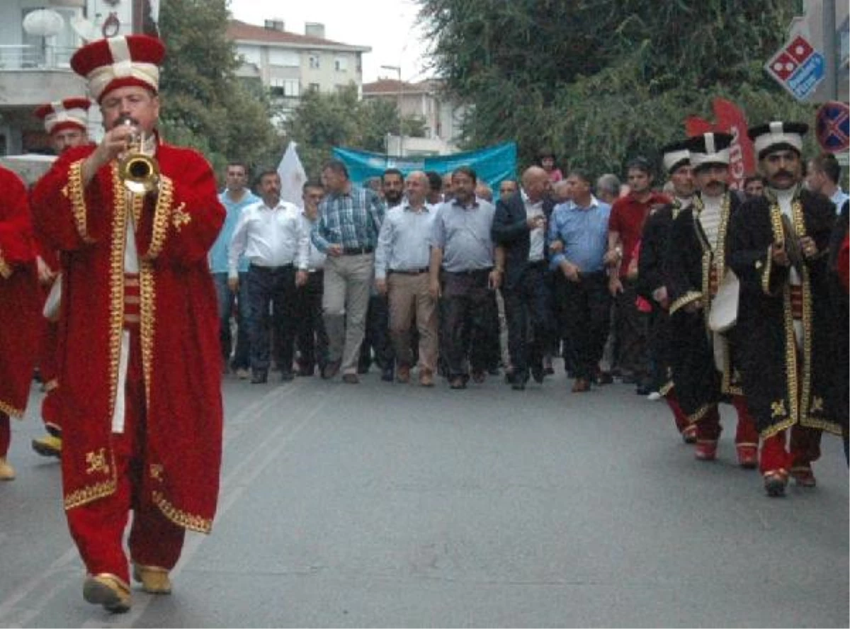 Darıca Festivali Kortej Yürüyüşüne Yağmur Engeli