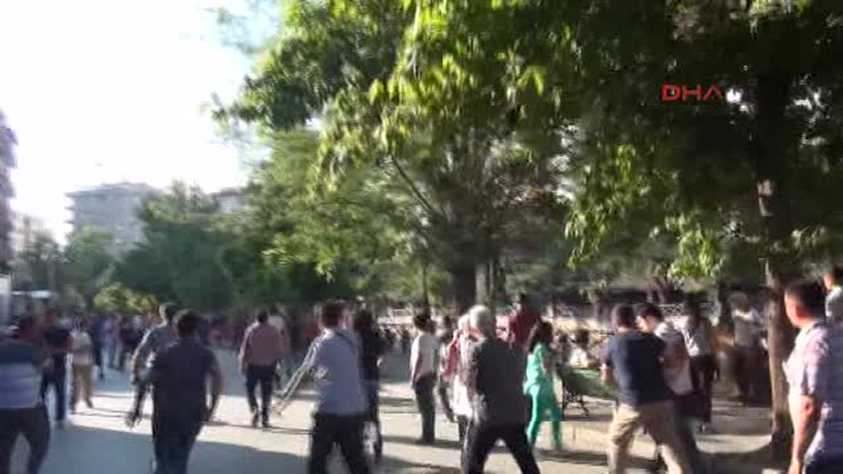 Eskişehir\'de Demirtaş\'ın Bez Afişlerini Asanlara Saldırı: 2 Gözaltı