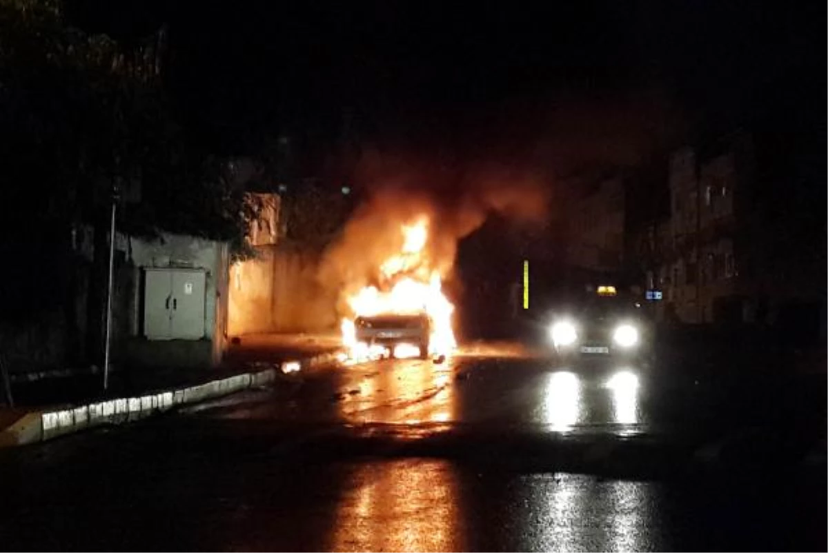 Gaziosmanpaşa\'da Park Halindeki 2 Otomobil Yakıldı