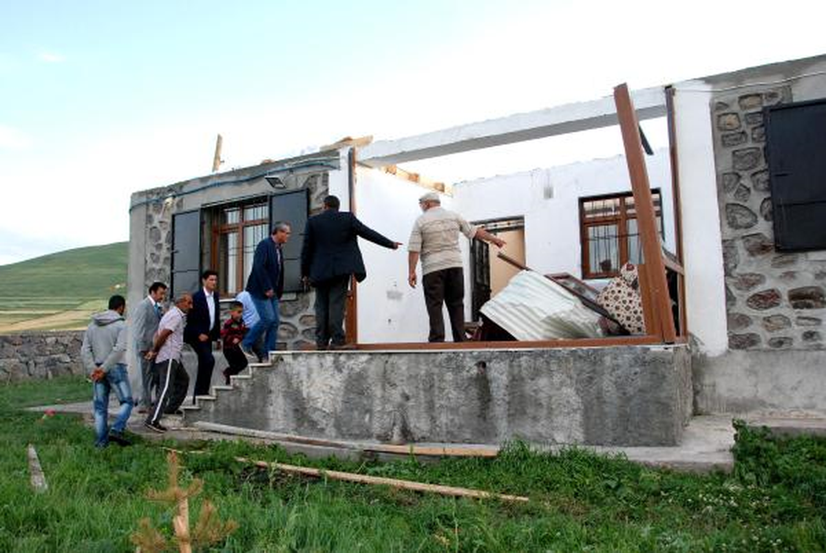 Hortum Ardahan\'da Çatıları Uçurdu