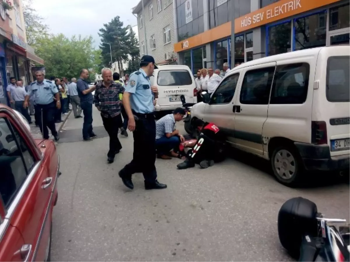 Kaçmak İsteyen Motosikletli Polislere Çarptı: 1 Yaralı