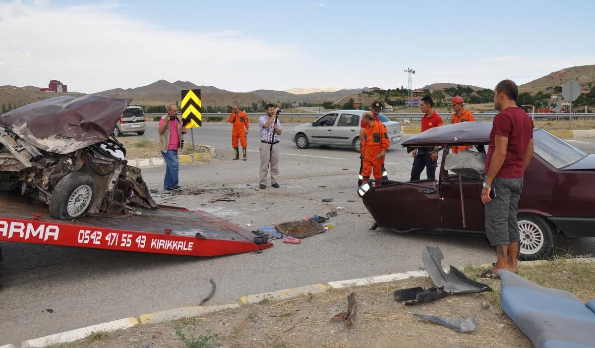 Kırıkkale\'de Otomobil ile Tır Çarpıştı: 9 Yaralı