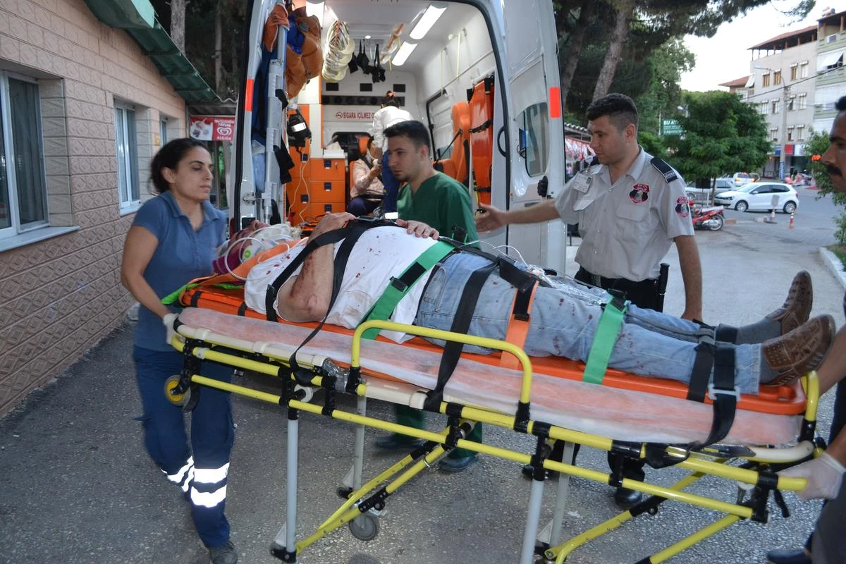 Kula\'da Trafik Kazası: 2 Yaralı