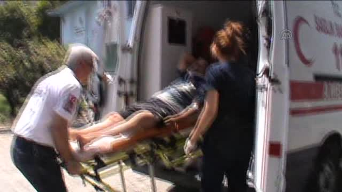 Lapseki\'de otomobil devrildi: 4 yaralı -