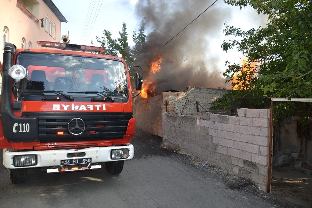 Malatya\'da Odunlukta Yangın