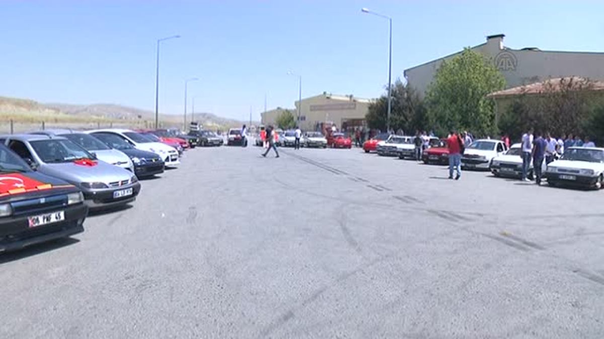 Modifiye otomobil sahiplerinden "trafikten men" protestosu -