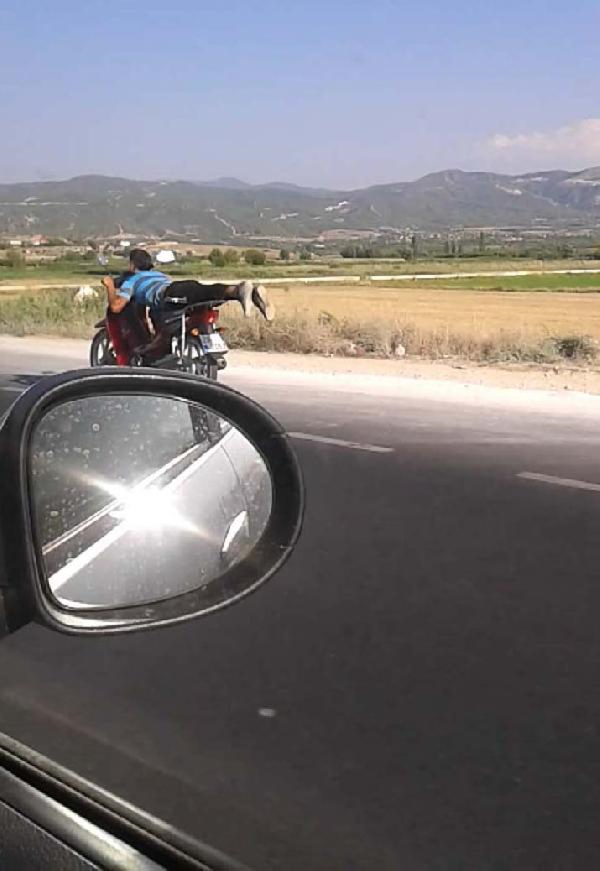 Motosiklet Üzerinde Tehlikeli Yolculuk