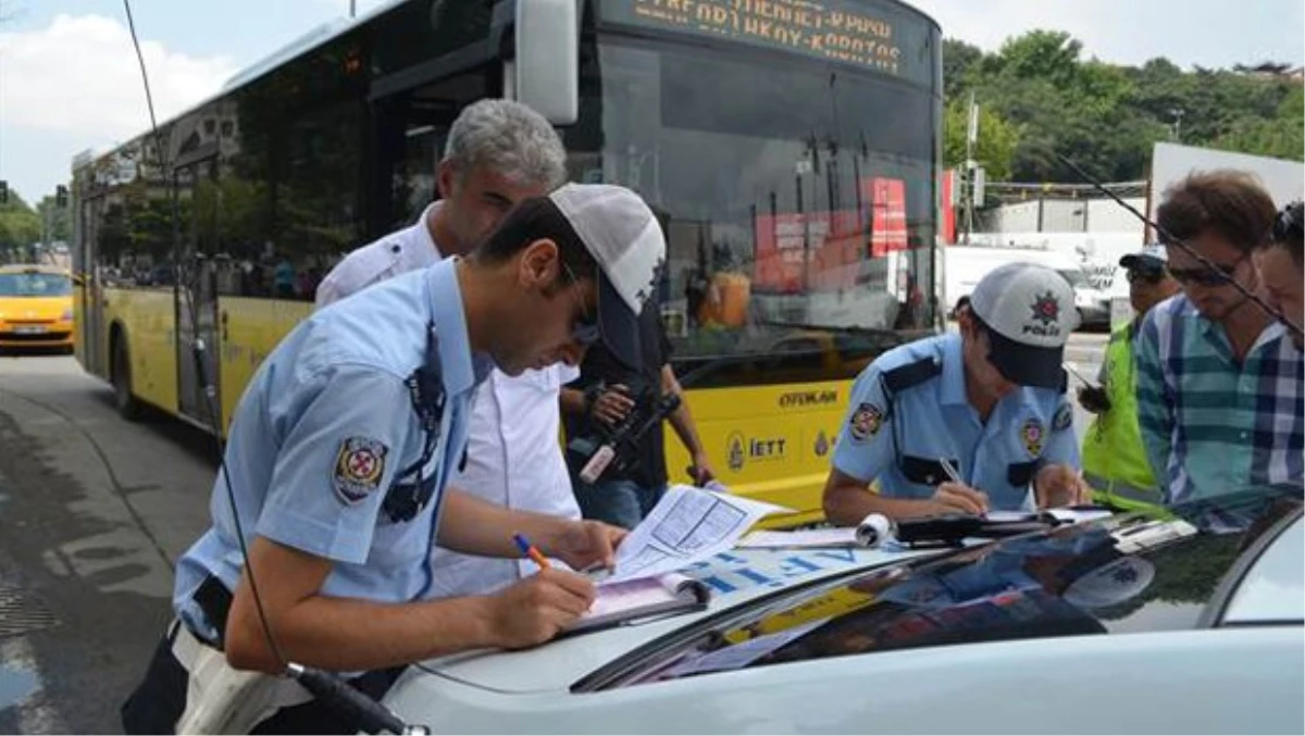 Polis İETT Şoförlerine Ceza Kesti