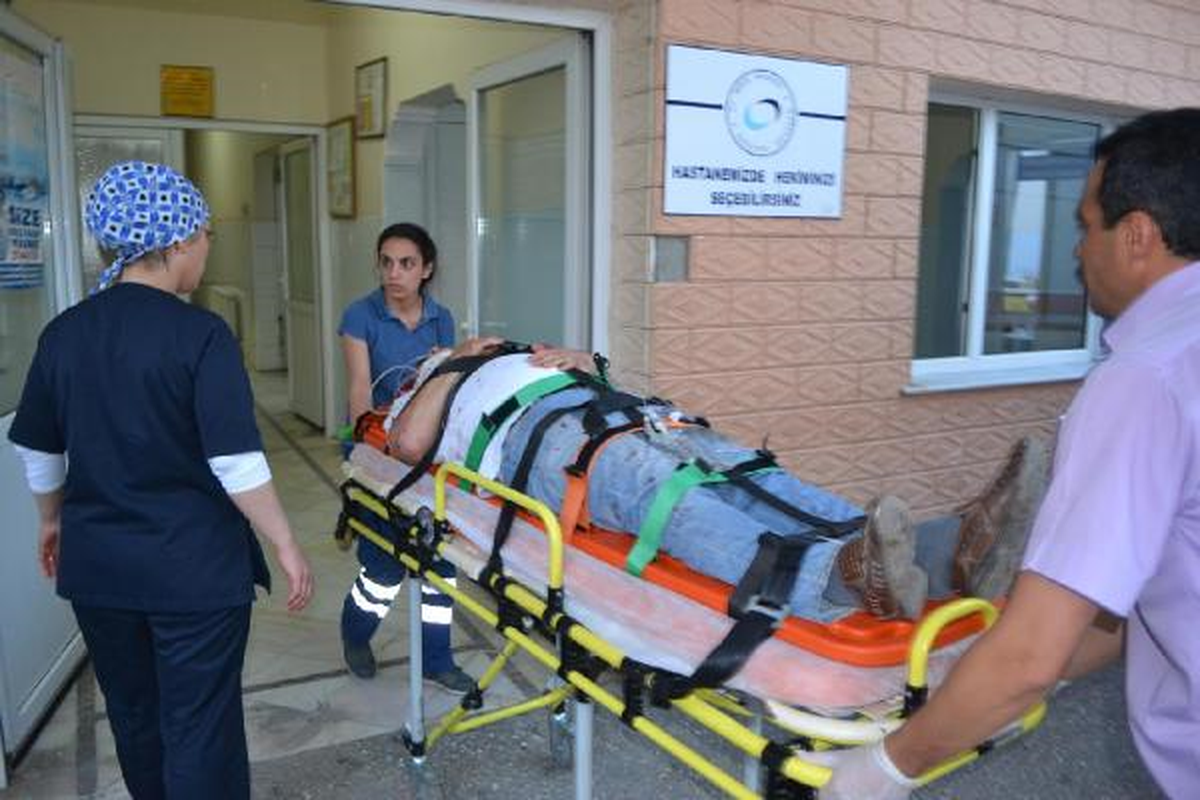 Otomobil Benzin İstasyonunun Duvarına Çarptı: 2 Yaralı