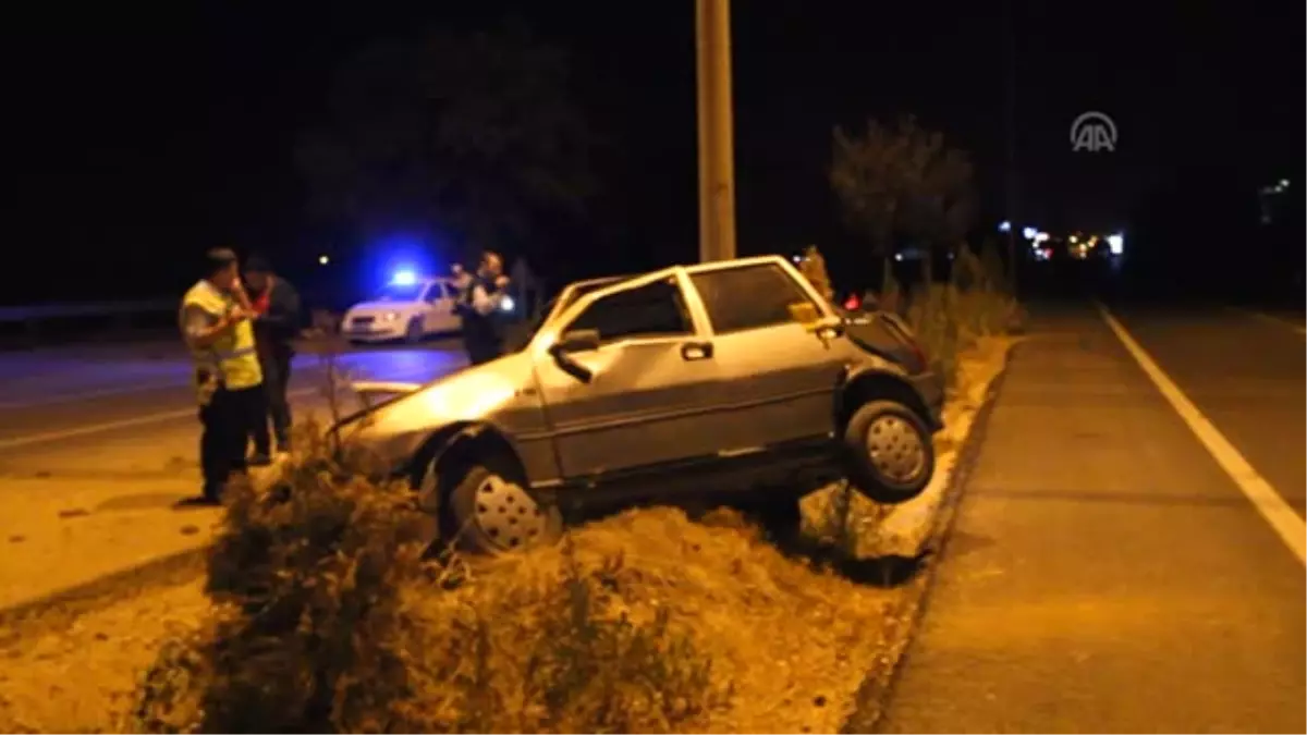 Otomobil, elektrik direğine çarptı: 1 ölü, 2 yaralı -