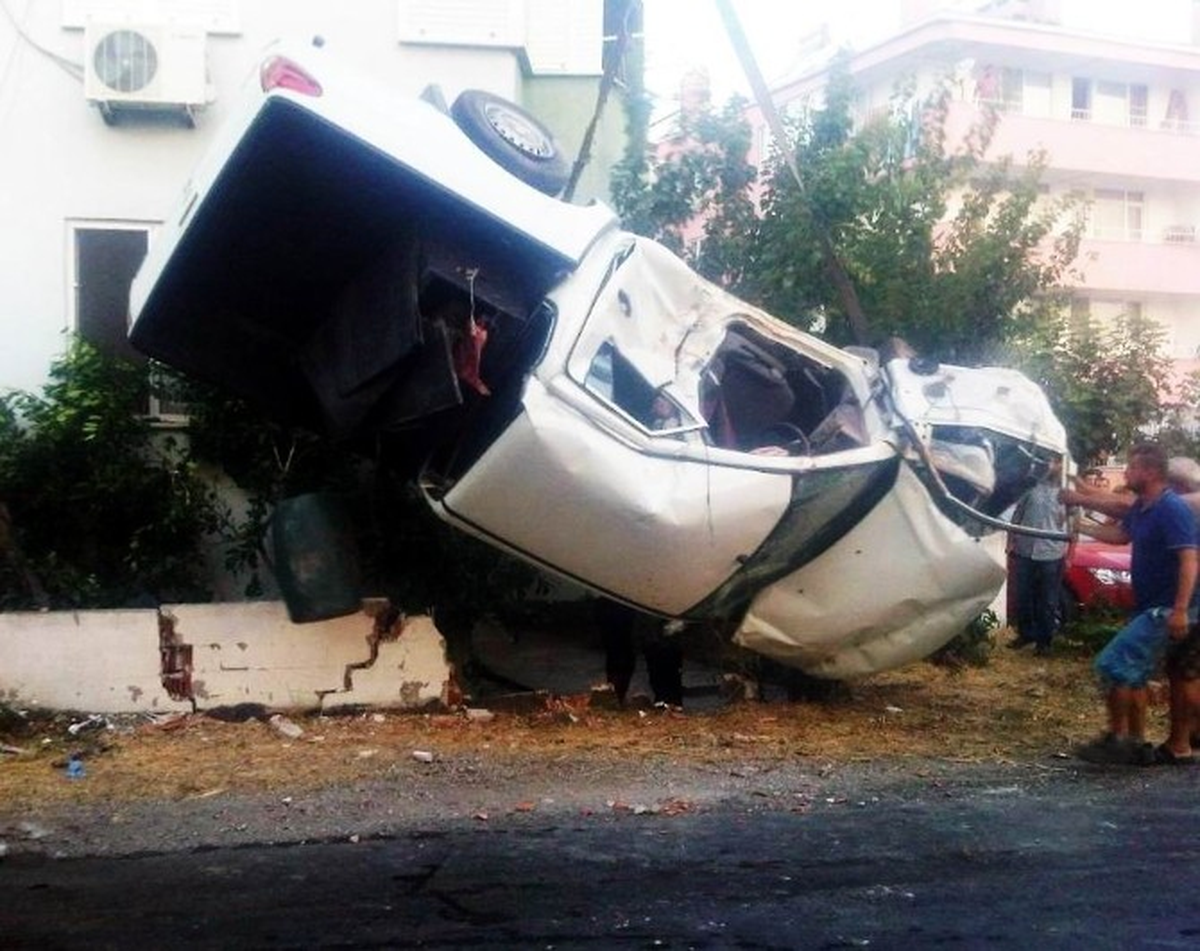 Otomobil, Evin Bahçesine Girdi: 1 Yaralı