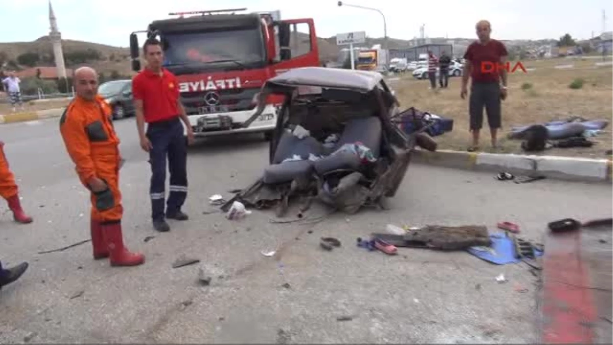 Otomobilin İkiye Bölündüğü Kazada 2\'si Çocuk 9 Kişi Yaralandı