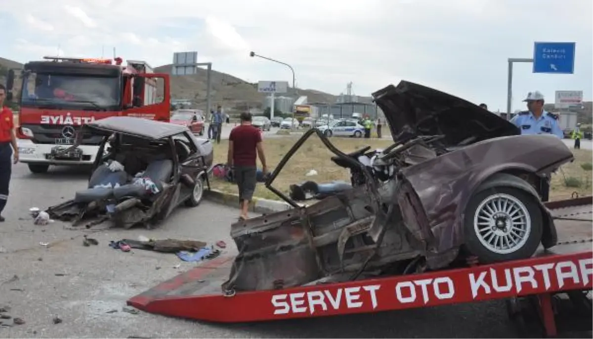 Otomobilin İkiye Bölündüğü Kazarda 2\'si Çocuk 9 Yaralı