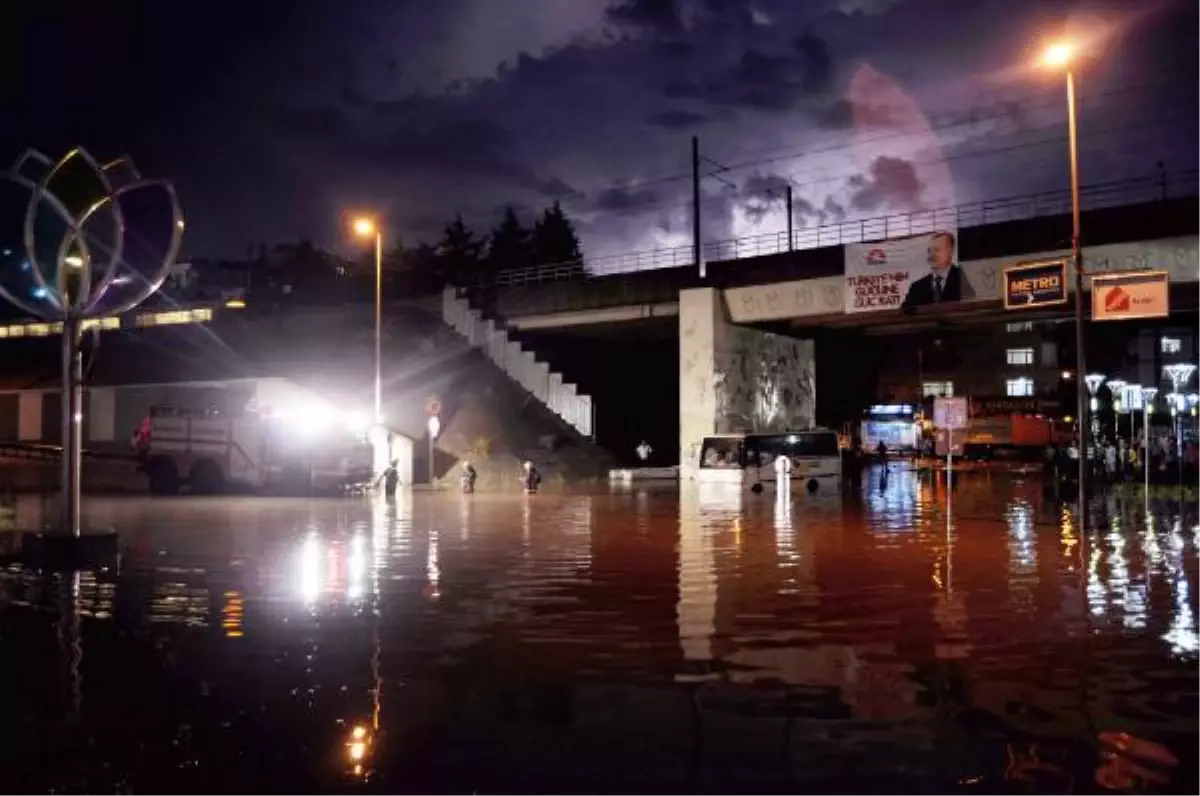 Sağanak Yağış Nedeniyle Yol Göle Döndü - Aracı Mahsur Kalan Sürücü Belediye Görevlilerine Saldırdı