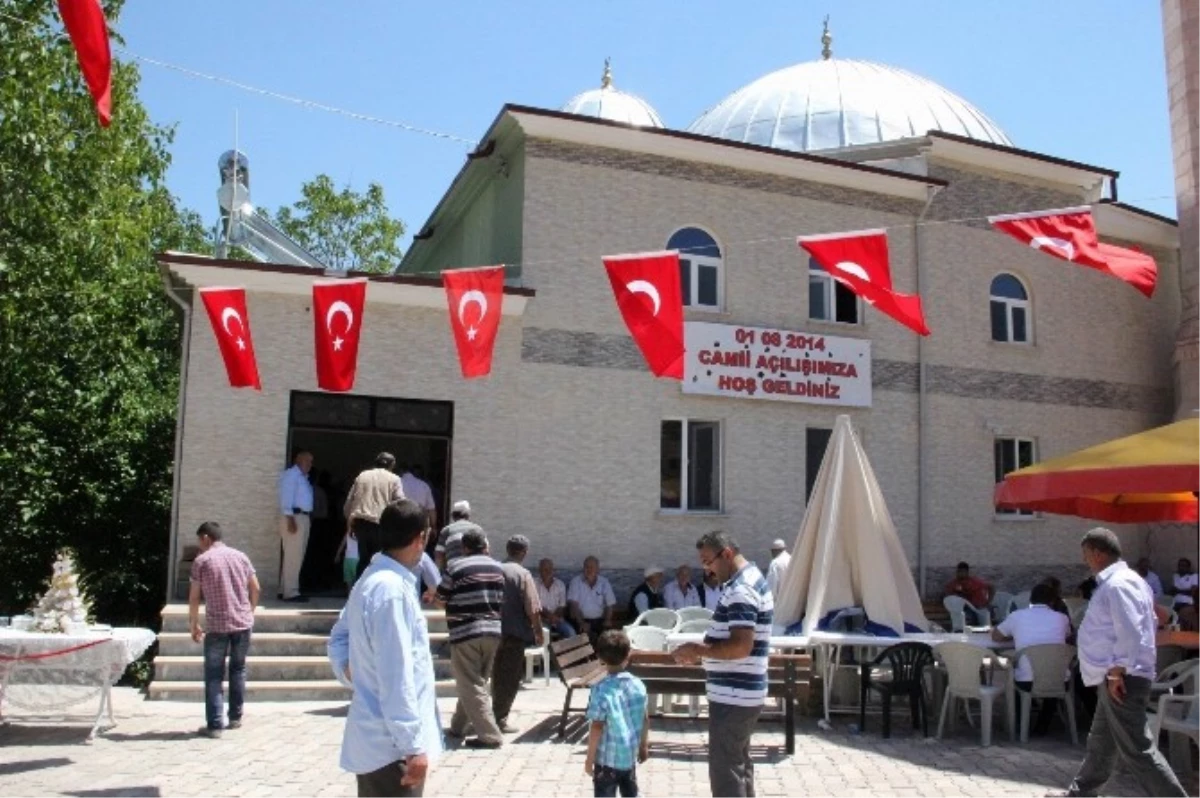 Suşehri\'nde Yeni Yapılan Cami İbadete Açıldı