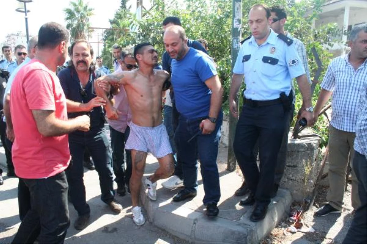 Yarı Çıplak Saldırganı Polis Ayağından Vurarak Yakaladı