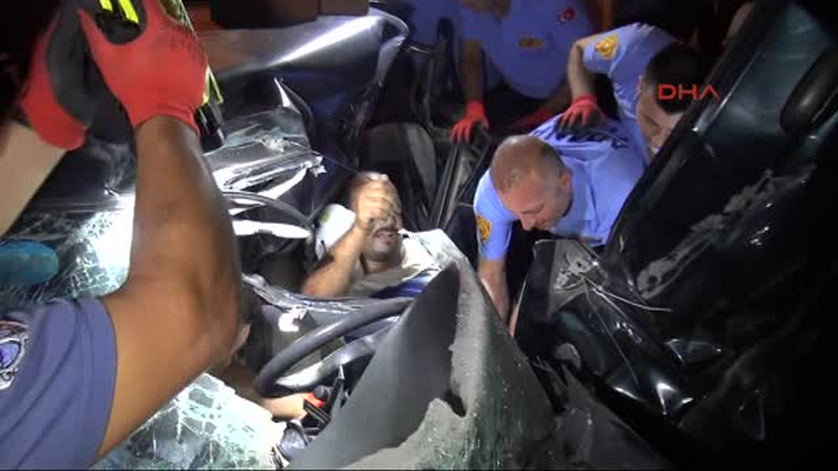 Adana Hurdaya Dönen Otomobilin İçinde Sıkışan Sürücüyü Cankur Ekibi Kurtardı
