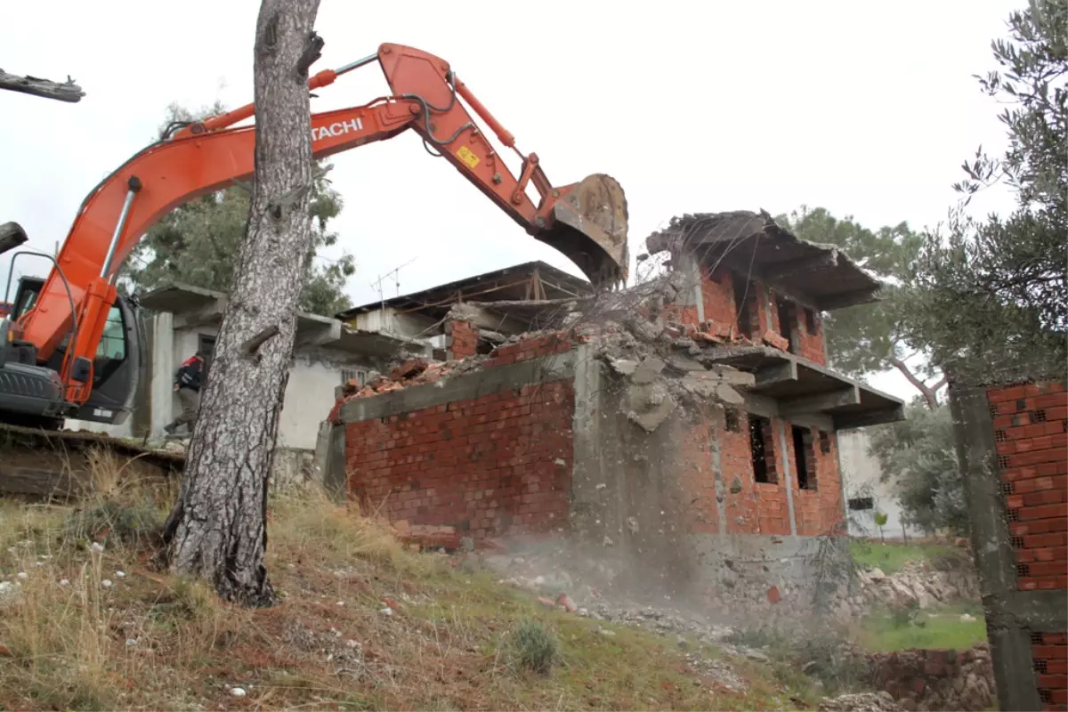 Kaçak Yapılar Yıkıldı