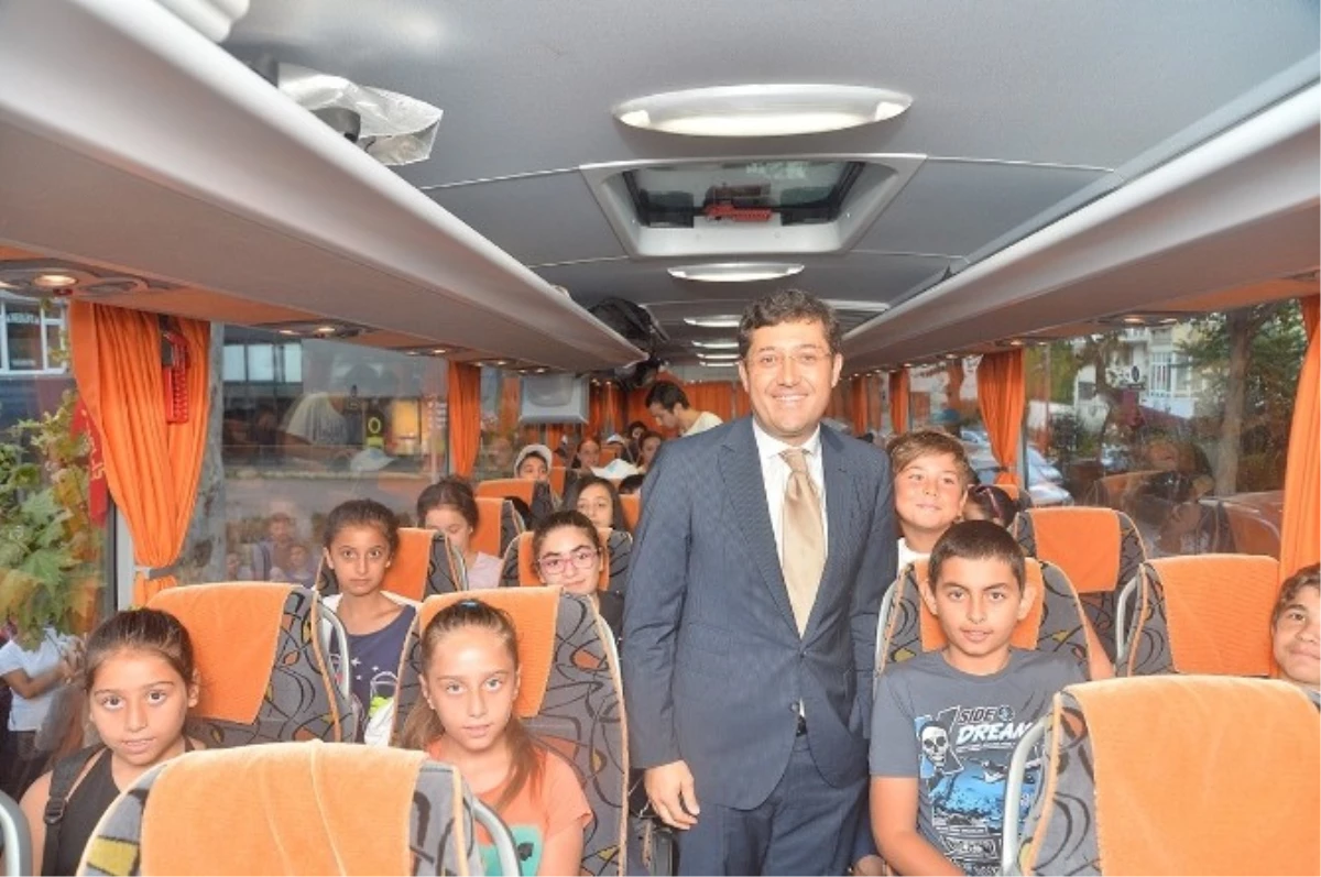 Başkan Murat Hazinedar, Beşiktaşlı Çocukları Foça Deniz Kampı\'na Uğurladı