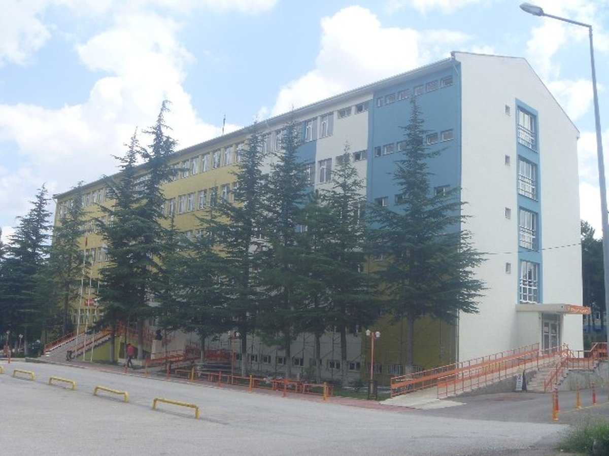 Bilecik Devlet Hastanesi\'nin Başhekimlik ve Poliklinik Binası Dış Cephesi Boyanıyor