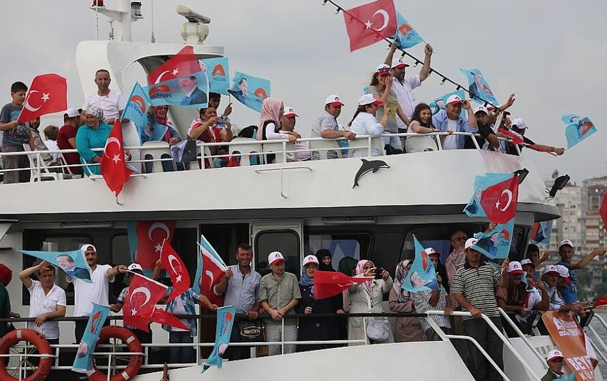 Binlerce Eyüplü Gemilerle Mitinge Gitti