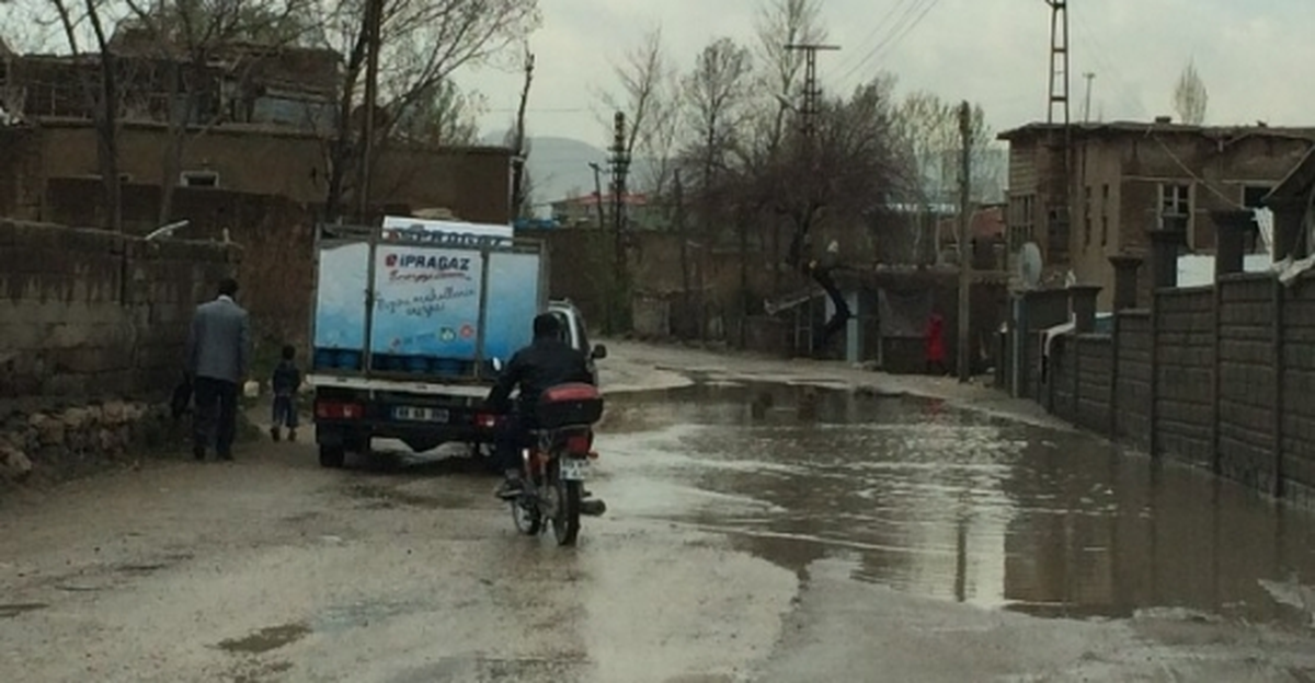 Çaldıran\'da Sağanak Su Baskınlarına Neden Oldu