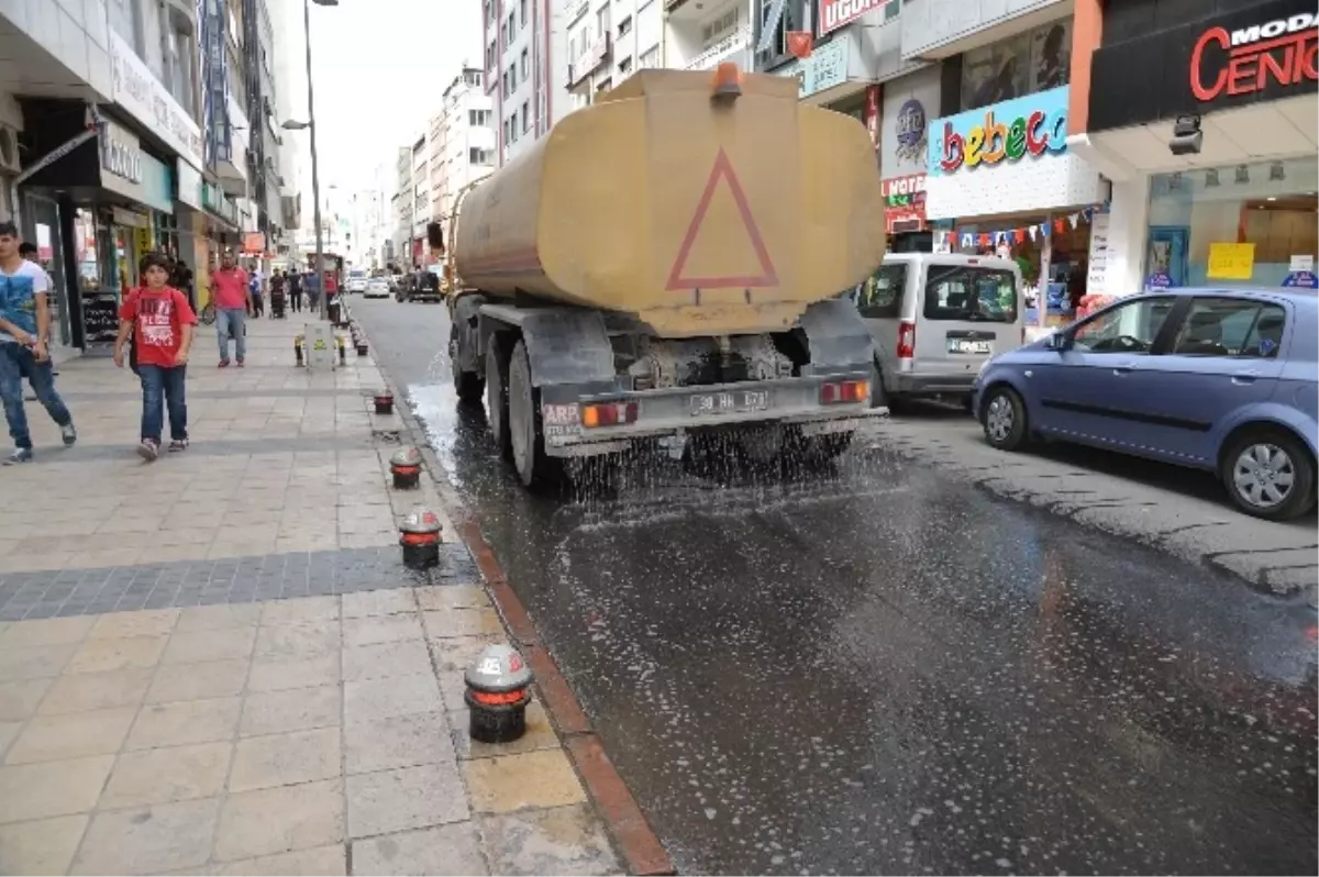 Çarşı Esnafının Talepleri Üzerine Serinlik Vermek ve Nem Oranı İçin Çarşı ve Şehir Merkezinde Sulama