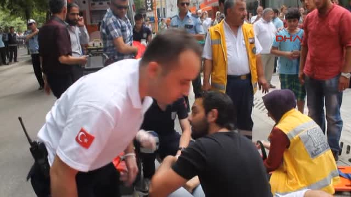 Devrilen Reklam Tabelasının Altında Kalan İranlı Yaralandı