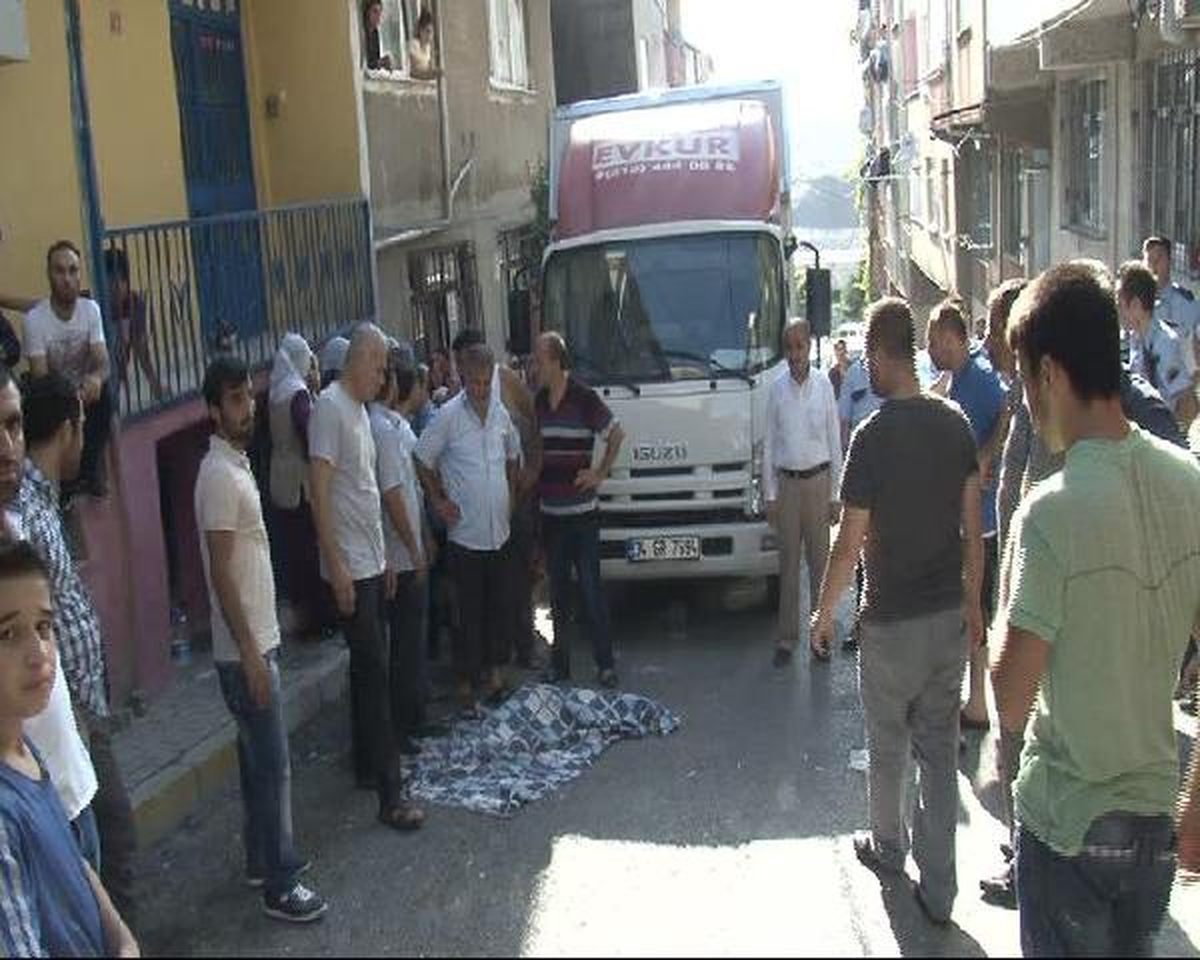 Bağcılar\'da Evinin Önünde Oynayan Çocuk Kamyonetin Altında Kaldı