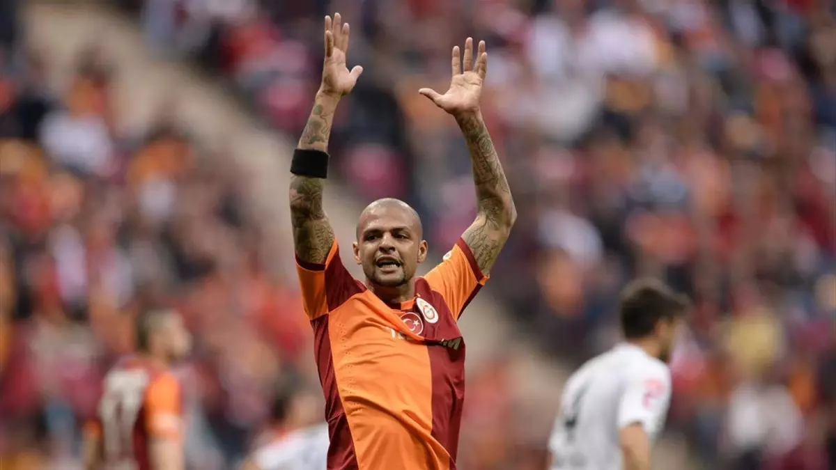 Galatasaray\'ın Brezilyalı Yıldızı Felipe Melo Dikkat Çekiyor